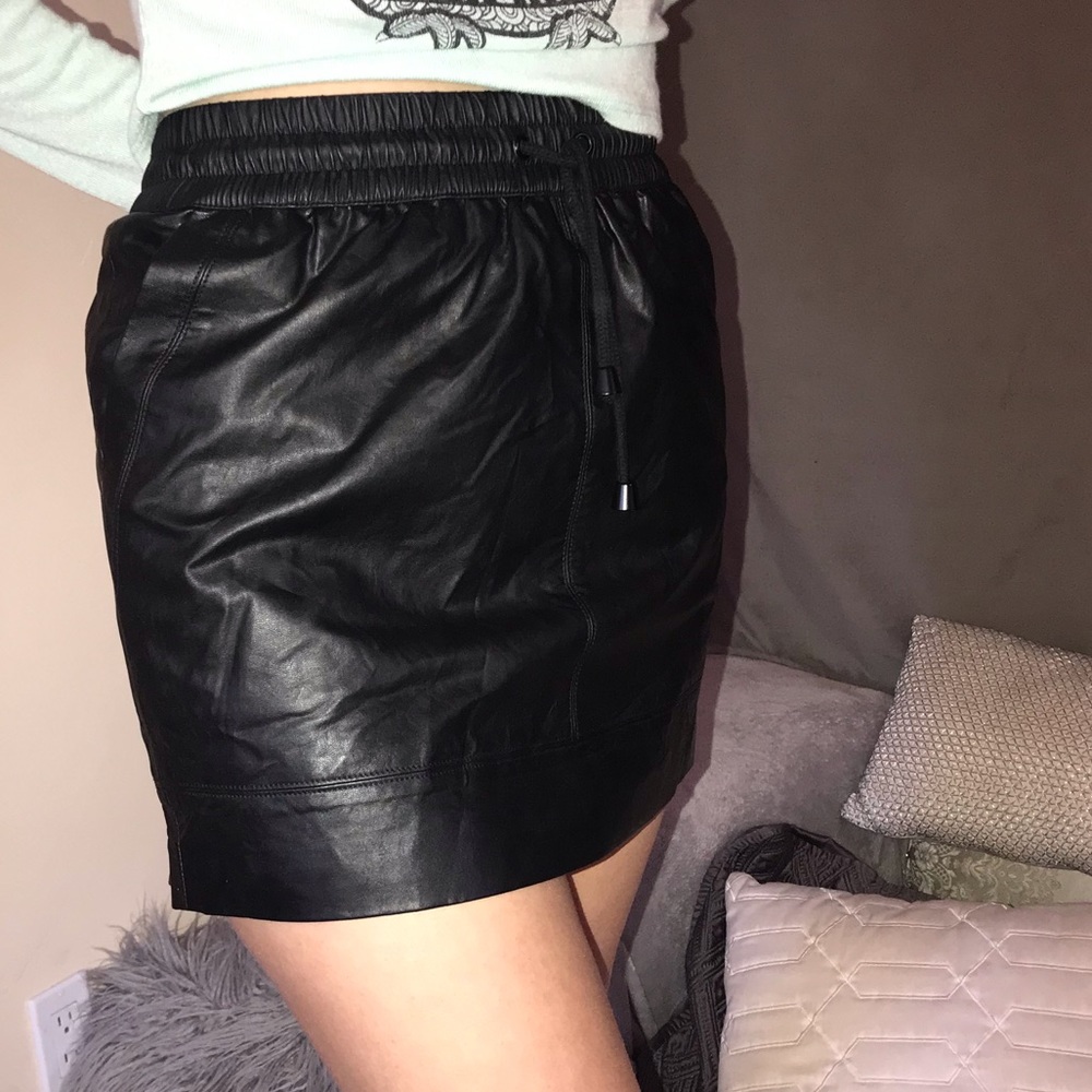 Looks just like LEATHER SKIRT with pockets!  (L)